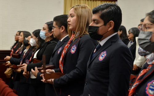 En Sesión Solemne de Cabildo encabezada por el presidente municipal Ricardo Ahued Bardahuil, se reconoció a los alumnos más destacados de la Benemérita Escuela Normal Veracruzana Enrique C. Rébsamen generación 2018-2022, quienes recibieron las preseas Manuel R. Gutiérrez, Juan de la Luz Enríquez, al Mérito académico y Rafael Ramírez Castañeda.