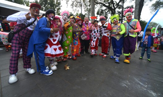 Payasos de Xalapa marcharon desde la facultad de economía en caravana hasta al Parque Juárez, donde hicieron soltar sonrisas y carcajadas a chicos y grandes, a los que además brindaron obsequios celebrando el Día internacional del Payaso.