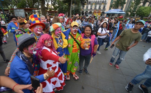 Payasos de Xalapa marcharon desde la facultad de economía en caravana hasta al Parque Juárez, donde hicieron soltar sonrisas y carcajadas a chicos y grandes, a los que además brindaron obsequios celebrando el Día internacional del Payaso.