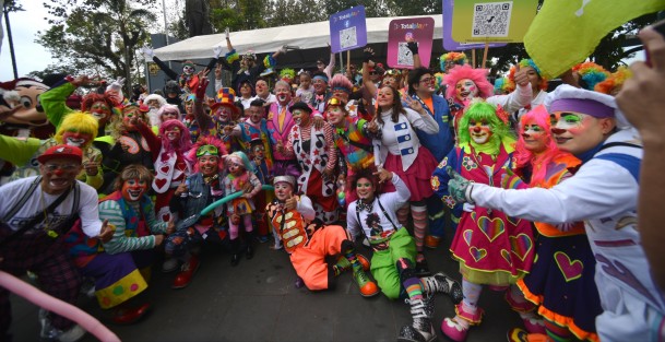 Payasos de Xalapa marcharon desde la facultad de economía en caravana hasta al Parque Juárez, donde hicieron soltar sonrisas y carcajadas a chicos y grandes, a los que además brindaron obsequios celebrando el Día internacional del Payaso.