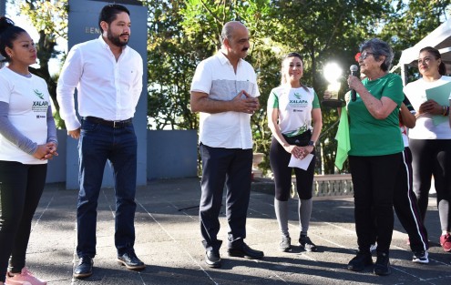  Integrantes de los grupos de activación física Xalapa en Movimiento, entregaron un reconocimiento al presidente municipal Ricardo Ahued Bardahuil por su apoyo a esta iniciativa que ya se desarrolla en 23 sedes del municipio.

