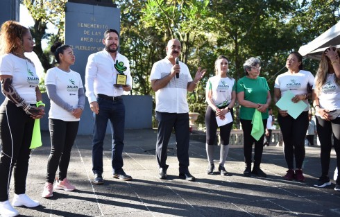  Integrantes de los grupos de activación física Xalapa en Movimiento, entregaron un reconocimiento al presidente municipal Ricardo Ahued Bardahuil por su apoyo a esta iniciativa que ya se desarrolla en 23 sedes del municipio.


