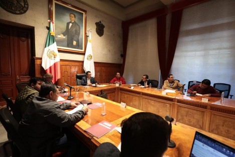 Este sábado el Gobernador Cuitláhuac García se reunió con los equipos de la SIOP y SEGOB para continuar con la planeación de acciones que impulsen el desarrollo de todas las regiones y la atención a las zonas que durante años fueron abandonadas. 