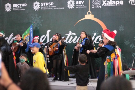 Reconocidos grupos artísticos como la Tuna Femenil de la Universidad Veracruzana y el ballet Itan de Hüi, animaron a los asistentes a la Navidad en el Santuario.