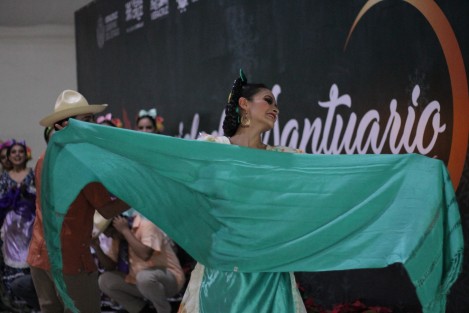 Reconocidos grupos artísticos como la Tuna Femenil de la Universidad Veracruzana y el ballet Itan de Hüi, animaron a los asistentes a la Navidad en el Santuario.