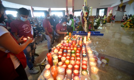 Cientos de feligreses continúan visitando la Basílica Menor de El Dique. Con devoción y vestidos de inditos e inditas,  niños, jóvenes y adultos mayores llegan a presentar su respeto a la Virgen de Guadalupe.