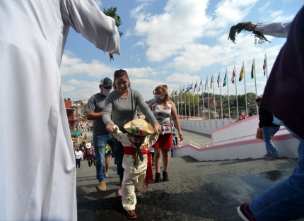 Cientos de feligreses continúan visitando la Basílica Menor de El Dique. Con devoción y vestidos de inditos e inditas,  niños, jóvenes y adultos mayores llegan a presentar su respeto a la Virgen de Guadalupe.