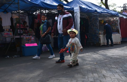 Cientos de feligreses continúan visitando la Basílica Menor de El Dique. Con devoción y vestidos de inditos e inditas,  niños, jóvenes y adultos mayores llegan a presentar su respeto a la Virgen de Guadalupe.