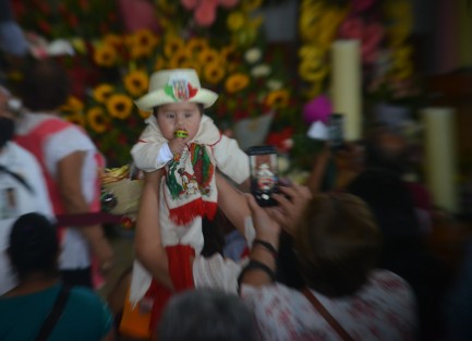 Cientos de feligreses continúan visitando la Basílica Menor de El Dique. Con devoción y vestidos de inditos e inditas,  niños, jóvenes y adultos mayores llegan a presentar su respeto a la Virgen de Guadalupe.