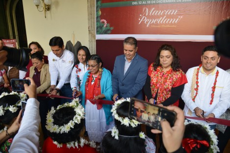La presidenta del Poder Judicial, Lisbeth Jiménez; y el secretario de Turismo, Iván Martínez, inauguraron la Expo Venta Navideña de Arte Popular y Gastronomía Indígena en Palacio de Gobierno. 