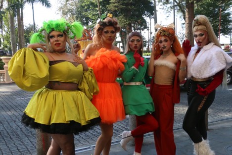  Integrantes del show Villa Drag invitaron al espectáculo que darán este 15 de diciembre en el Teatro J.J. Herrera con temática navideña, con la participación de las integrantes de la primera y segunda temporada de Next Top Drag Queen. 