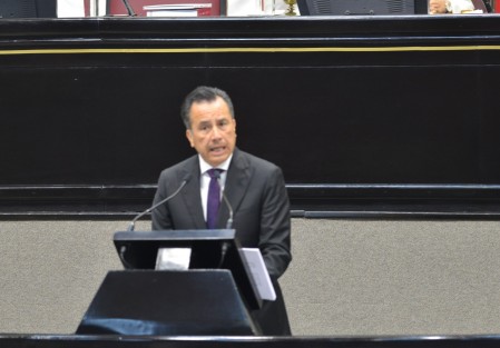 Entre aplausos por parte de algunos diputados y servidores públicos del Gobierno, el titular del Ejecutivo estatal, Cuitláhuac García Jiménez, compareció ante el pleno de la LXVI Legislatura estatal.