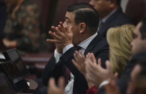 Entre aplausos por parte de algunos diputados y servidores públicos del Gobierno, el titular del Ejecutivo estatal, Cuitláhuac García Jiménez, compareció ante el pleno de la LXVI Legislatura estatal.