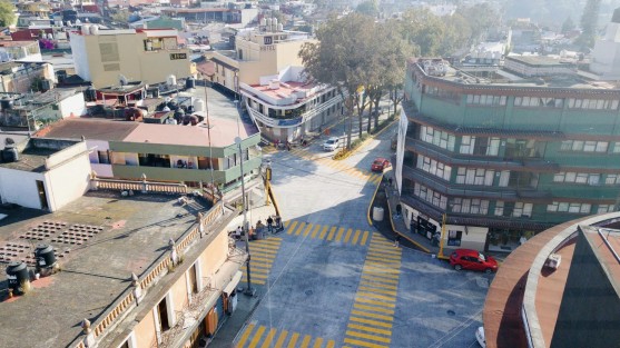 Para que la actividad comercial y turística se desarrolle de la mejor manera en esta temporada vacacional, el Ayuntamiento trabaja intensamente en diversas obras de rehabilitación que serán concluidas a tiempo, afirmó el presidente municipal Ricardo Ahued Bardahuil. 