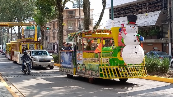 Escoltado por las unidades que hizo una tradición  en el sector turístico xalapeño y recorriendo calles de la capital veracruzana, fue despedido don Carlos Escobar, fundador de los tranvías  El Piojito.
