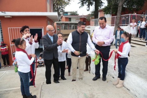 Hoy fue entregada  la rehabilitación de la Escuela Primaria La Unión, de la ciudad de Xalapa, gracias al apoyo de la Fundación  OXXO, S. A. de C. V..   En el evento el Secretario de Educación Zenyazen Escobar García reconoció  la responsabilidad social con la educación por parte de algunas empresas, como la citada.