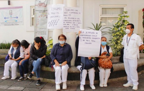 Personal del área de enfermería del hospital Dr. Luis F. Nachón, de la ciudad de Xalapa, se manifestó a las afueras del nosocomio para exigir el pago de uniformes, ya que tal prestación se les debe otorgar dos veces al año, y a la fecha este año no se les ha entregado. 
