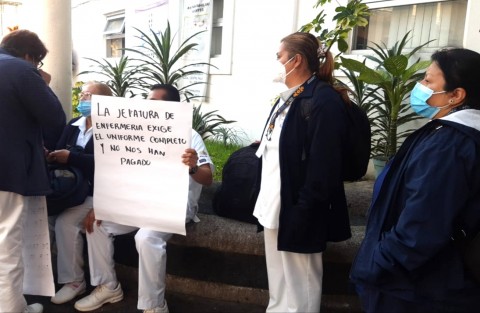 Los inconformes señalaron que son 315 los trabajadores a quienes se adeuda la prestación, de aproximadamente 5 mil pesos, aunque aseguran que la misma no alcanza para los uniformes completos. 