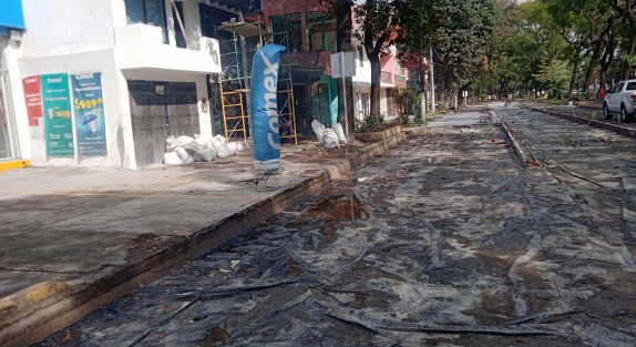 Al decir de los trabajadores de la repavimentación de la avenida Ruiz Cortines,  la falta de concreto en las empresas locales ha retrasado esta y otras obras en la capital. 
