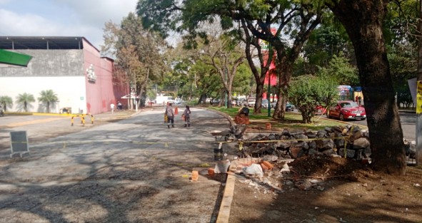 Al decir de los trabajadores de la repavimentación de la avenida Ruiz Cortines,  la falta de concreto en las empresas locales ha retrasado esta y otras obras en la capital. 