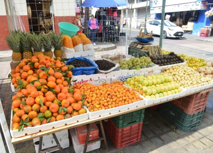Productos tradicionales de la temporada navideña se ofertan en calles y comercios de la zona de mercados del centro de Xalapa. Y como siempre, la pirotecnia se comercializa libremente pese a la prohibición y el exhorto a no hacer uso de la misma. 