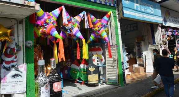 Productos tradicionales de la temporada navideña se ofertan en calles y comercios de la zona de mercados del centro de Xalapa. Y como siempre, la pirotecnia se comercializa libremente pese a la prohibición y el exhorto a no hacer uso de la misma. 