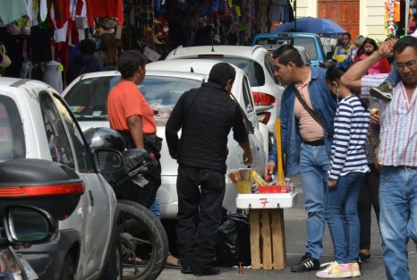 Productos tradicionales de la temporada navideña se ofertan en calles y comercios de la zona de mercados del centro de Xalapa. Y como siempre, la pirotecnia se comercializa libremente pese a la prohibición y el exhorto a no hacer uso de la misma. 
