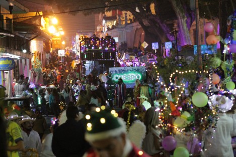 Con gran cantidad de participantes y espectadores se realizó este sábado por calles del centro de Xalapa el Desfile Iluminado. 