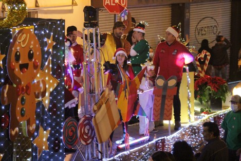 Como ya es tradición, personal de diversas dependencias estatales así como algunos comercios, se caracterizaron para participar en el desfile, con motivos de la temporada.