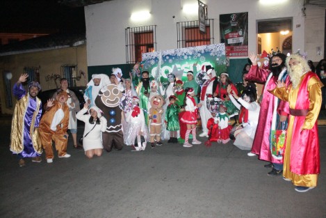 Como ya es tradición, personal de diversas dependencias estatales así como algunos comercios, se caracterizaron para participar en el desfile, con motivos de la temporada.