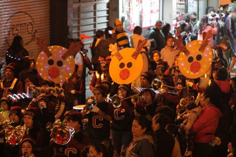 Con gran cantidad de participantes y espectadores se realizó este sábado por calles del centro de Xalapa el Desfile Iluminado. 