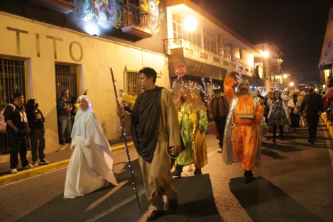 Con gran cantidad de participantes y espectadores se realizó este sábado por calles del centro de Xalapa el Desfile Iluminado. 