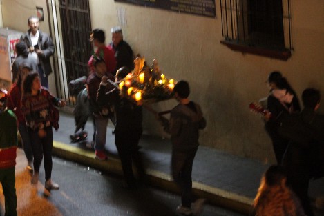 Curiosamente, <em>Los Peregrinos </em>  (imágenes de San José y la Virgen María que se usan en las posadas de las iglesias católicas durante los nueve días previos a Navidad, en que se reza el Rosario) de la Parroquia San José, se tuvieron que abrir paso entre el desfile, para llegar hasta el sitio en donde se rezaría este sábado. 
