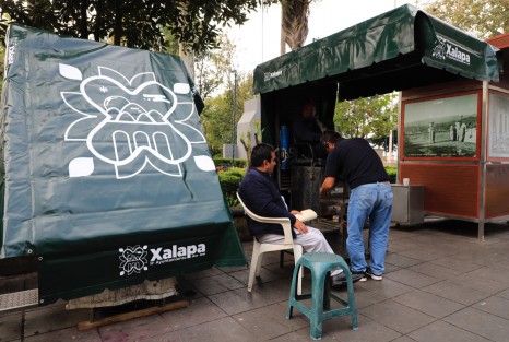 Con la finalidad de tener espacios dignos el Ayuntamiento de Xalapa  intervino el mobiliario urbano instalado en el parque Benito Juárez, con imágenes representativas de nuestra capital.