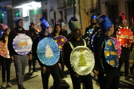 Al compás de villancicos y caracterizados con símbolos de la época, los jóvenes año con año quieren recordar a las personas el verdadero significado de la Navidad. 