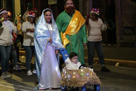 Al compás de villancicos y caracterizados con símbolos de la época, los jóvenes año con año quieren recordar a las personas el verdadero significado de la Navidad. 