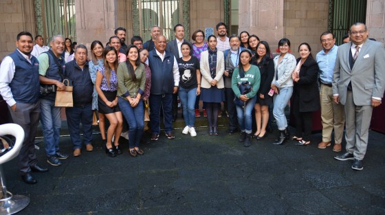 El gobernador Cuitláhuac García Jiménez, en compañía de la Fiscal General del Estado Verónica Hernández Giadans y el secretario de gobierno Eric Cisneros Burgos, realizaron un convivio navideño con los trabajadores de medios de comunicación que cubren la fuente de Palacio de Gobierno.