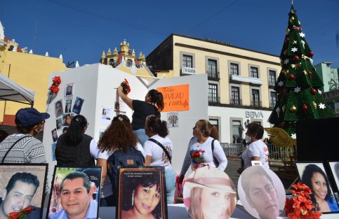 Los colectivos Familias Enlaces Xalapa y La Esperanza del Reencuentro, colocaron fotografías de sus familiares como homenaje y para recordarlos en estas fechas decembrinas.  
