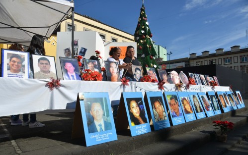 Los colectivos Familias Enlaces Xalapa y La Esperanza del Reencuentro, colocaron fotografías de sus familiares como homenaje y para recordarlos en estas fechas decembrinas.  