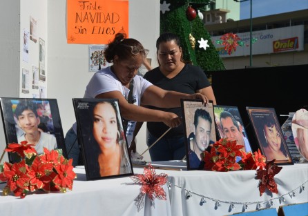 Los colectivos Familias Enlaces Xalapa y La Esperanza del Reencuentro, colocaron fotografías de sus familiares como homenaje y para recordarlos en estas fechas decembrinas.  