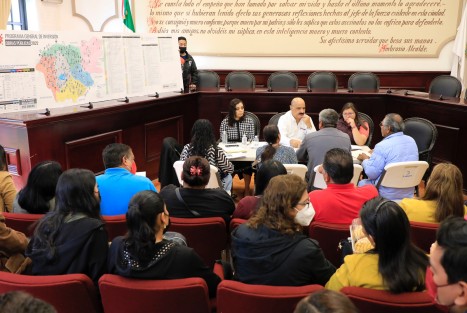 En una jornada de audiencias ciudadanas, el presidente municipal Ricardo Ahued Bardahuil presentó la geolocalización de cada una de las 255 obras a cargo del Ayuntamiento y la Comisión Municipal de Agua Potable y Saneamiento (CMAS).


