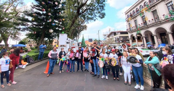 Integrantes de colectivos de búsqueda colocaron esferas con los rostros de sus familiares desaparecidos sobre una araucaria del parque Benito Juárez, en esta ciudad de Xalapa. 