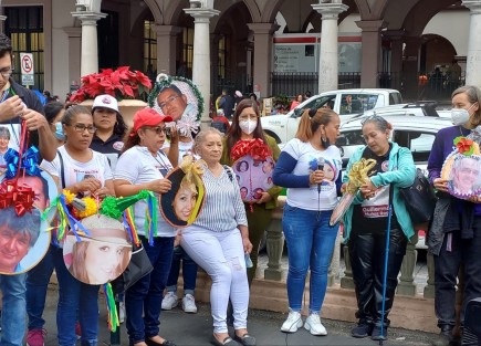 Comentaron que sus seres queridos se extraviaron en distintas regiones del estado de Veracruz, algunos de ellos desde hace más de diez años, pero las investigaciones no avanzan para su localización. 