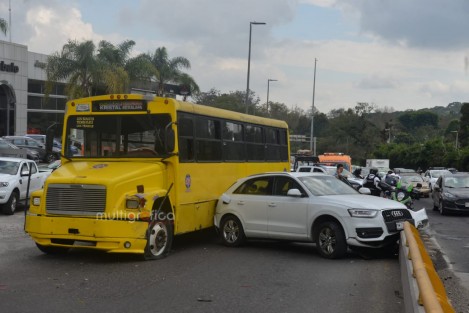 Aparatoso accidente justo en el puente de la Araucaria sobre la Avenida Lázaro Cárdenas.
