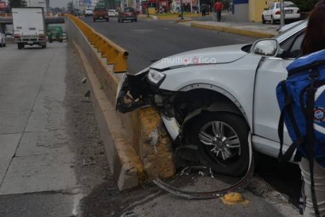 Aparatoso accidente justo en el puente de la Araucaria sobre la Avenida Lázaro Cárdenas.