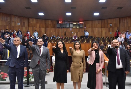 Se nombró y rindieron la protesta de ley ante el Pleno como nuevas magistradas y magistrados del TRIJAEV: Diana Estela Aróstegui Carballo, Leticia Aguilar Jiménez y Rosalba García Salazar, así como Jaziel Cabrera Pacheco, Roberto Eduardo Sigala Aguilar y Rubén Hernández Mendiola.