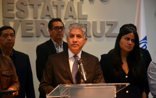 Como la oposición, dijeron los panistas, exigimos que los miembros del Congreso actúen de manera imparcial para que sus decisiones sean tomadas con base en el bienestar de Veracruz y de toda su gente, no solo de unos cuantos. 