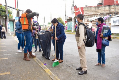  Para impulsar la participación comunitaria en la limpieza de la ciudad, a través del programa Mi calle limpia, el Ayuntamiento y la regiduría sexta, convocan a la ciudadanía en general a realizar jornadas de barrido de calles y banquetas, con el fin de iniciar el 2023 con una mejor imagen urbana. 

