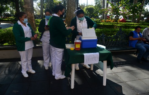 Personal del IMSS instaló un puesto de vacunación contra la influenza en el parque Juárez, en donde invitan a la población a protegerse con el biológico durante esta temporada invernal.  