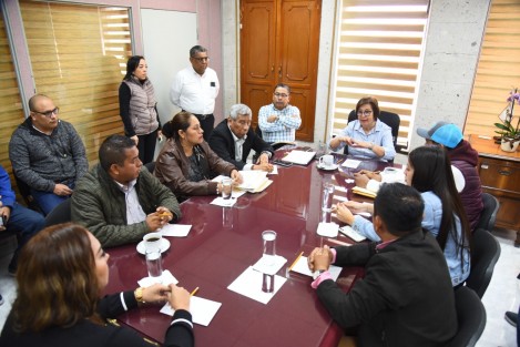La presidenta de la Mesa Directiva de la LXVI Legislatura del estado, diputada Margarita Corro Mendoza, en compañía del diputado Genaro Ibáñez Martínez, representante del Distrito III de Tuxpan, atendieron a autoridades del Ayuntamiento de Cazones de Herrera, perteneciente a dicho distrito. 